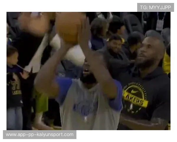 格林快攻飞身封盖,勇士防守反击达巅峰态